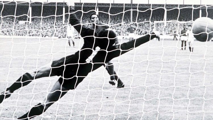 Legenda Portugal, Eusebio, mencetal gol ke gawang Korea Utara dalam pertandingan Piala Dunia, 23 Juli 1966. Copyright: © FIFA
