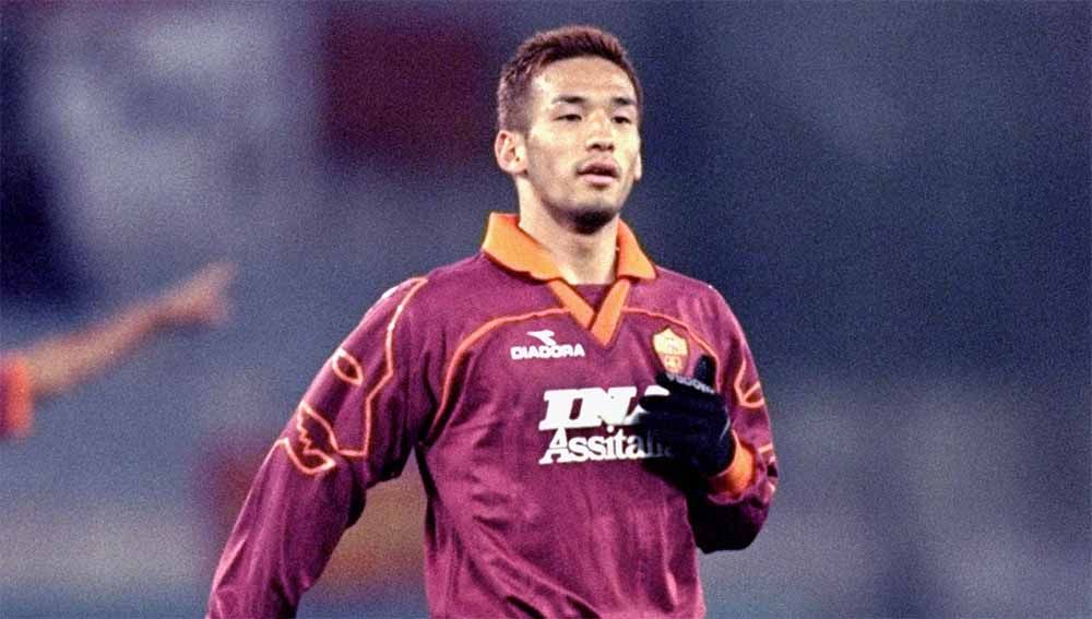 Sukses juarai Serie A Italia bersama AS Roma, karier Hidetoshi Nakata menurun usai meninggalkan Giallorossi. Ia akhirnya pensiun dini dan beralih jadi pebisnis. Copyright: © Michael Steele /Allsport/Gettyimages