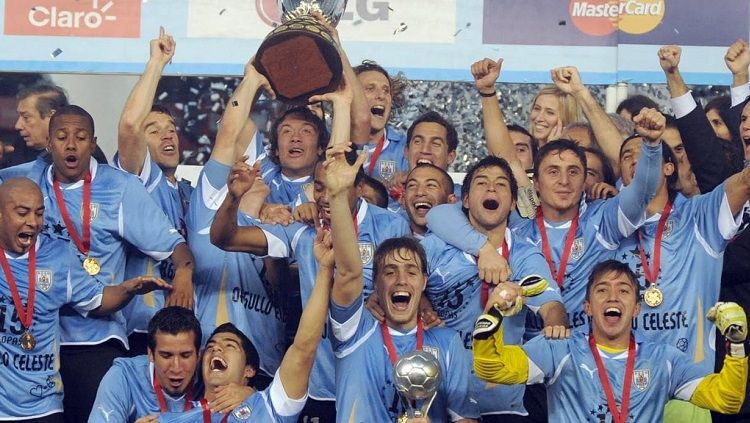 Segenap pemain Uruguay merayakan keberhasilan menjuarai Copa America usai mengalahkan Paraguay di final, 24 Juli 2011. Copyright: © AUF