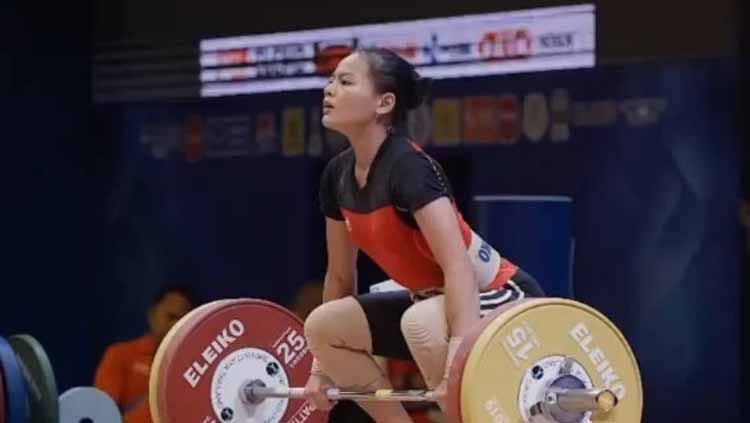 Sebelum bertanding di ajang SEA Games 2021 pada Mei mendatang, lifter muda Windy Cantika Aisah akan terjun pada Kejuaraan Dunia Junior 2022. Copyright: © hookgrip