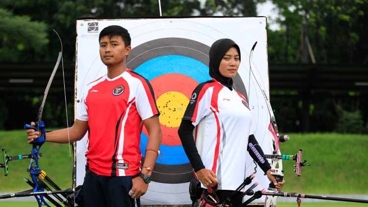Atlet panahan Indonesia, Diananda Choirunisa (kanan) dan Riau Ega. Copyright: © NOC Indonesia