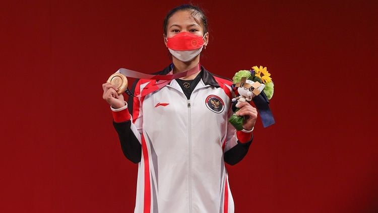 Lifter putri Indonesia, Windy Cantika sukses merebut medali perunggu di Olimpiade Tokyo 2020, Sabtu (24/07/21). Copyright: © NOC Indonesia