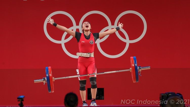 Windy Cantika sukses merebut medali perunggu di Olimpiade Tokyo. Rupanya, sang ibu Siti Aisah juga lifter kelas atas yang pernah meraih medali di kejuaraan dunia. Copyright: © NOC Indonesia