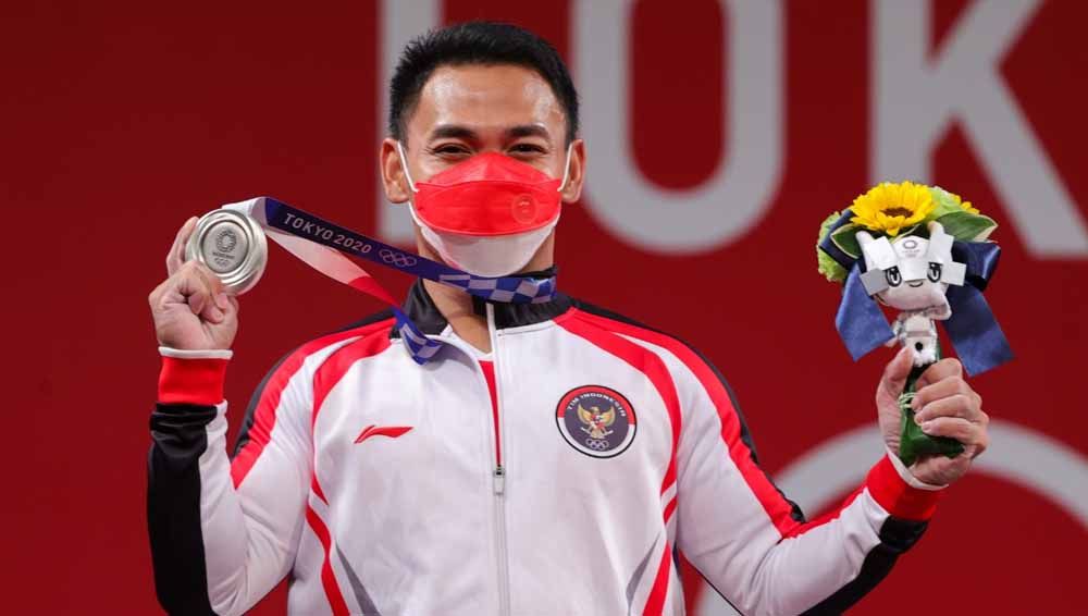 Lifter Indonesia, Eko Yuli Irawan usai meraih medali perak di Olimpiade Tokyo 2020, Minggu (25/07/21). Copyright: © NOC Indonesia
