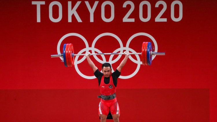 Lifter Indonesia, Eko Yuli Irawan usai meraih medali perak di Olimpiade Tokyo 2020, Minggu (25/07/21).  Copyright: © NOC Indonesia