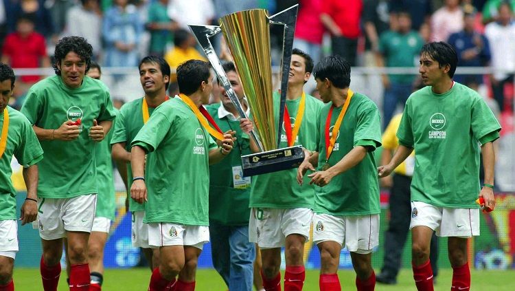 Para pemain Meksiko mengarak trofi Piala Emas Concacaf usai mengalahkan Brasil di final, 27 Juli 2003. Copyright: © Telemundo