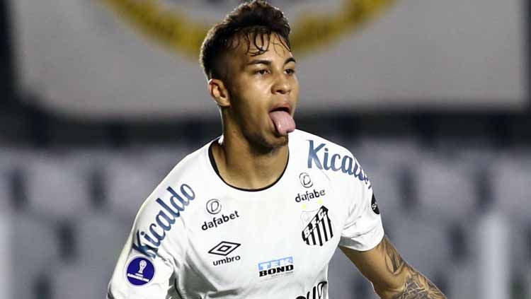 Saga transfer Kaio Jorge berakhir setelah Santos resmi menjual sang wonderkid ke Juventus, dengan mengabaikan minat dari AC Milan dan Benfica. Copyright: © Carla Carniel-Pool/Getty Images