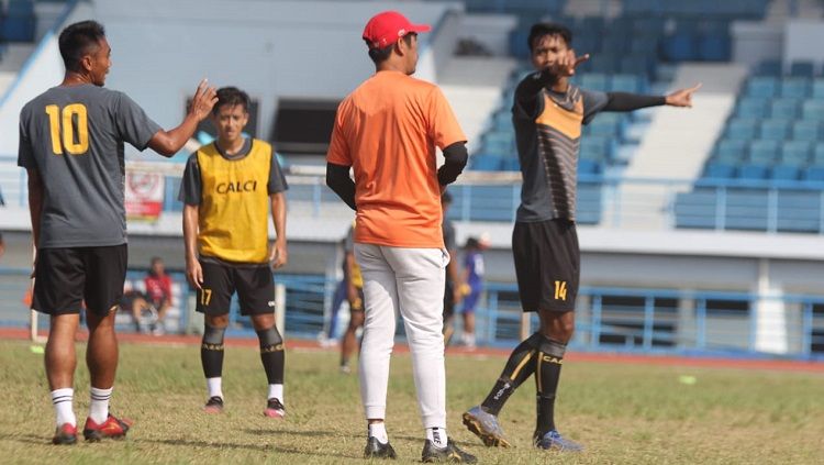 Pelatih Sriwijaya FC, Nilmaizar, saat memberikan materi latihan kepada pemain menjelang laga Liga 2. Copyright: © Media Sriwijaya FC