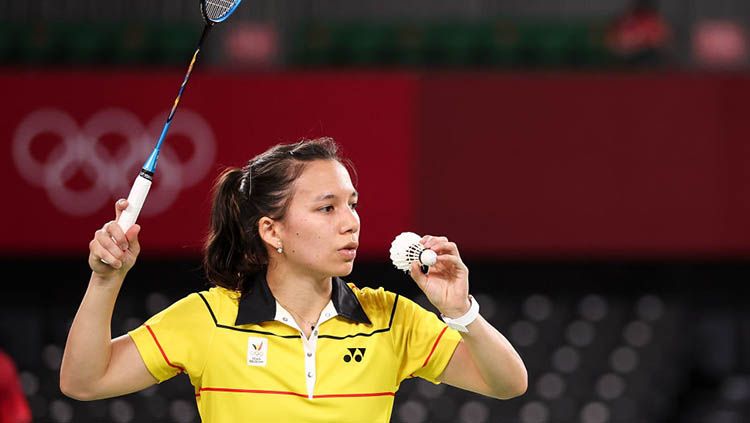 Pebulu tangkis putri Belgia berdarah Indonesia, Lianne Tan, berbagi momen manis bareng pelatih sekaligus pacarnya, Indra Bagus Ade Candra, saat liburan di Paris. Copyright: © Lintao Zhang/Getty Images.