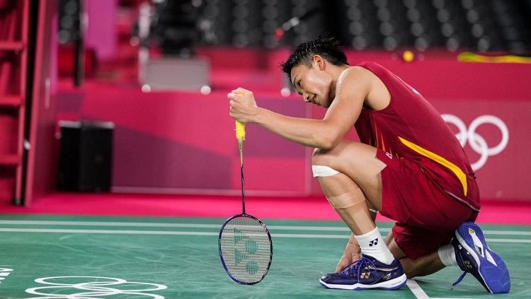 Kento Momota tertunduk setelah tersingkir dari Olimpiade 2020 usai dikalahkan wakil Korea Selatan, Heo Kwang-hee, dua set langsung, Rabu (28/07/21) malam WIB. Copyright: © @bwfmedia