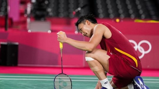 Kento Momota tertunduk setelah tersingkir dari Olimpiade 2020 usai dikalahkan wakil Korea Selatan, Heo Kwang-hee, dua set langsung, Rabu (28/07/21) malam WIB. Copyright: © @bwfmedia