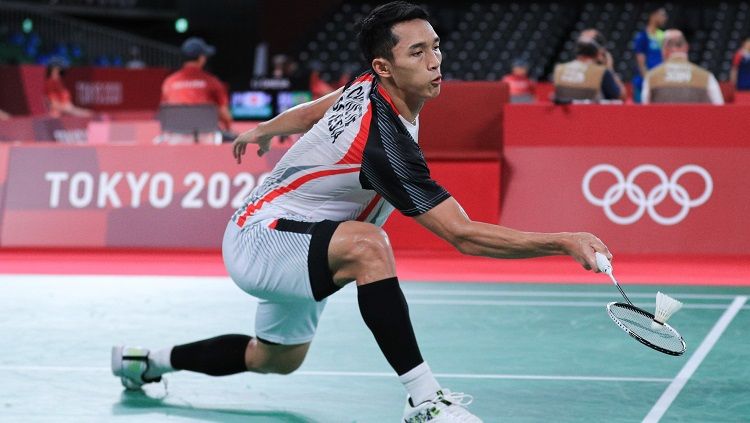 Aksi Jonatan Christie di Olimpiade 2020 menghadapi wakil Singapura, Loh Kean Yew, Rabu (28/07/21). Copyright: © NOC Indonesia