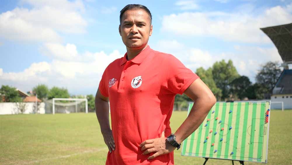Charis Yulianto, pelatih berlisensi A AFC yang kini menangani Persela Lamongan. Copyright: © MO NZR Sumbersari