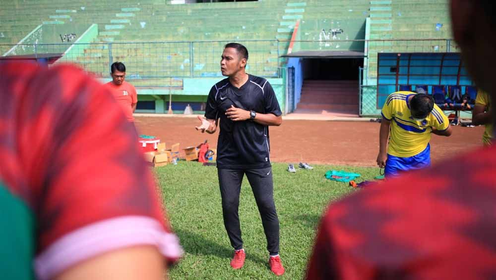 Mantan bek Timnas Indonesia, Charis Yulianto kini membesut tim Liga 3 NZR Sumbersari. Copyright: © MO NZR Sumbersari
