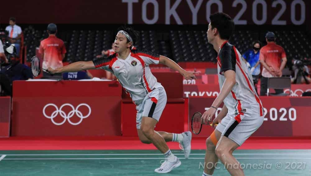 Marcus Gideon/Kevin Sanjaya usai kalah di 8 besar Olimpiade 2020. Copyright: © NOC Indonesia
