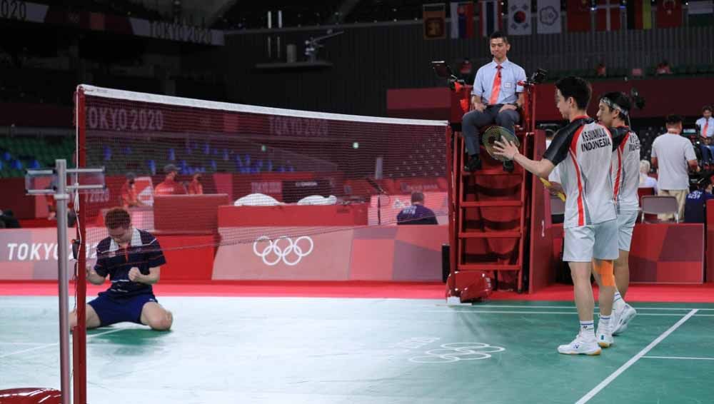 Marcus Gideon/Kevin Sanjaya usai kalah di 8 besar Olimpiade 2020. Copyright: © NOC Indonesia