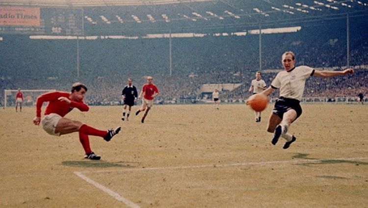 Striker legendaris Geoff Hurst mencetak gol kemenangan Inggris dalam pertandingan final Piala Dunia kontra Jerman Barat, 30 Juli 1966. Copyright: © The FA
