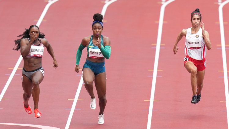 Sprinter Alvin Tehupeiory (kanan) harus menyudahi langkahnya di Olimpiade Tokyo 2020. Atlet 26 tahun itu finis di urutan terakhir babak utama nomor 100 meter putri. Copyright: © NOC Indonesia