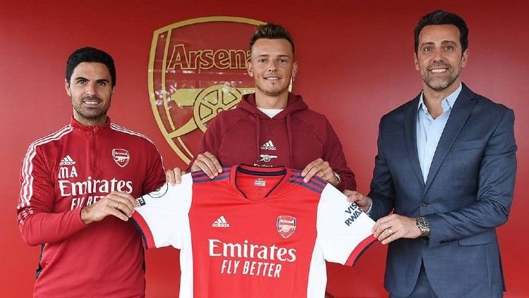 Edu Gaspar (Kanan) saat meresmikan transfer Ben White ke Arsenal Copyright: © arsenal.com