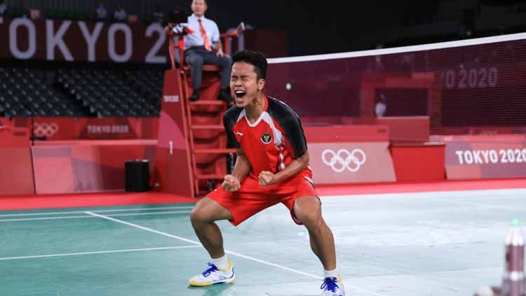 Aksi Anthony Ginting saat berhadapan dengan Anders Antonsen dalam pertandingan perempat final tunggal putra Olimpiade 2020, Sabtu (31/7/21). Copyright: © NOC Indonesia