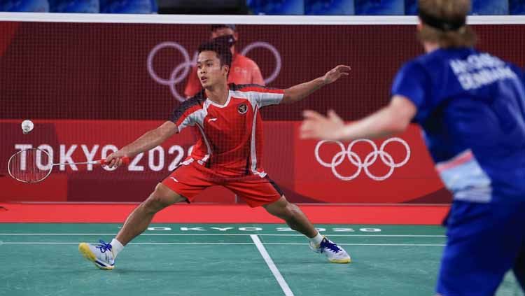 Aksi Anthony Ginting dalam pertandingan Olimpiade 2020 melawan Anders Antonsen, Sabtu (31/7/21). Copyright: © NOC Indonesia