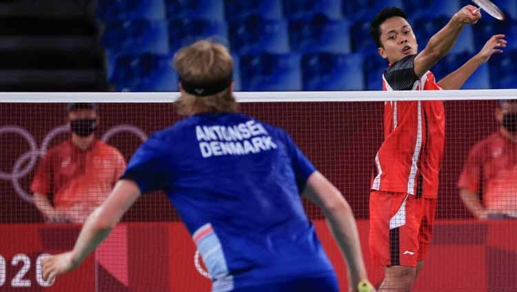 Duel Anthony Sinisuka Ginting vs Anders Antonsen di babak 16 besar Malaysia Open 2023 menghadirkan hiburan tersendiri, terutama aksi lawak pemain Denmark itu. Copyright: © NOC Indonesia