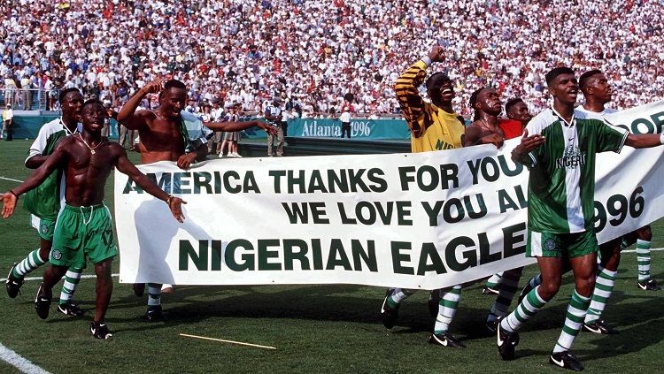 Suka cita segenap pemain Nigeria saat memastikan medali emas Olimpiade usai mengalahkan Argentina di final, 3 Agustus 1996. Copyright: © FIFA