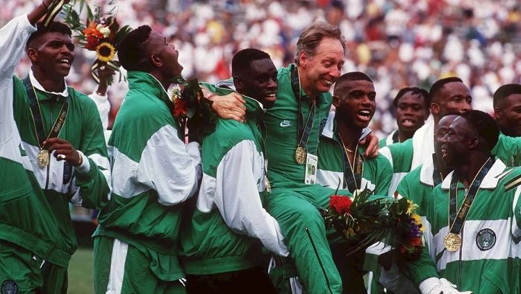 Suka cita segenap pemain Nigeria saat memastikan medali emas Olimpiade usai mengalahkan Argentina di final, 3 Agustus 1996. Copyright: © Olympic