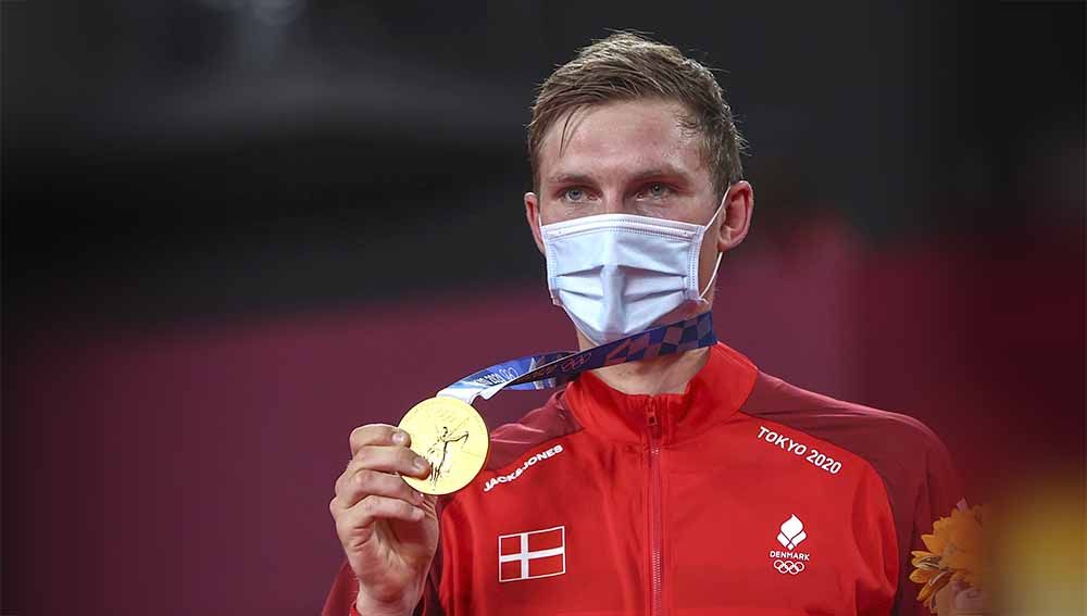 Peraih medali emas Viktor Axelsen asal Denmark berpose dengan medalinya di Olimpiade Tokyo 2020. Copyright: © REUTERS/Leonhard Foeger