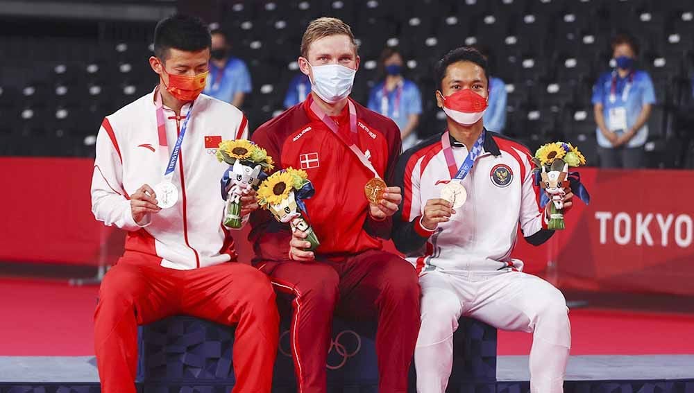 Peraih medali emas Viktor Axelsen asal Denmark berpose dengan Chen Long (China) dan Anthony Ginting (Indonesia) di Olimpiade Tokyo 2020. Copyright: © REUTERS/Leonhard Foeger