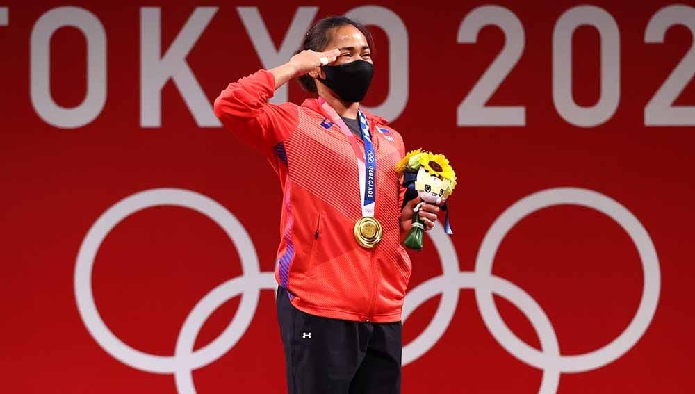 Hidilyn Diaz meraih medali emas untuk Filipina di Olimpiade Tokyo 2020. Copyright: © REUTERS/Edgard Garrido
