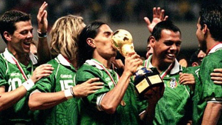 Segenap pemain Meksiko merayakan kesuksesan menjuarai Piala Konfederasi usai mengalahkan Brasil di final, 4 Agustus 1999. Copyright: © Seleccion Nacional de Mexico