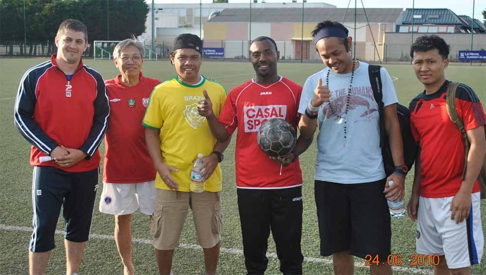 Frans Setiabudi (merah) saat jadi koordinator sepak bola kru kapal di luar negeri. Copyright: © Dok Frans Setiabudi
