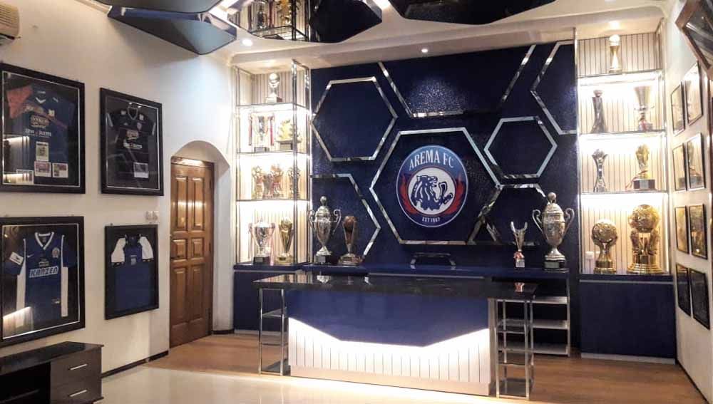 Arema FC memadukan ruang konferensi pers dengan mini museum yg bertajuk Arema Champions Corner Copyright: © Ian Setiawan/Kontributor Malang