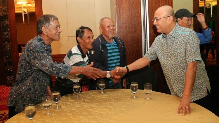 Ismail Ruslan (kiri) bersama legenda PSMS lainnya saat bersalaman dengan Mantan Wali Kota Medan yang juga pernah menjabat Ketua Umum PSMS, Tengku Dzulmi Eldin (kanan). Copyright: © Media PSMS Medan