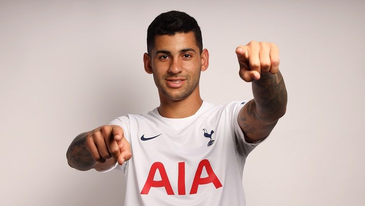 Tottenham Hotspur akhirnya resmi mendatangkan Cristian Romero dari Atalanta. Bek Argentina itu jadi pembelian termahal kedua sepanjang sejarah The Lilywhites. Copyright: © Tottenham Hotspur FC/Tottenham Hotspur FC via Getty Images