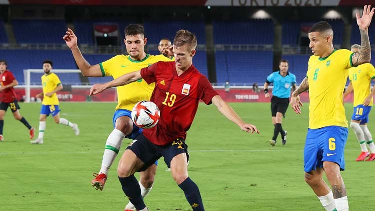 Pemain Timnas Spanyol, Dani Olmo, tengah menjadi incaran AC Milan di saat nasib kontraknya digantungkan RB Leipzig. Copyright: © Alexander Hassenstein/Getty Images