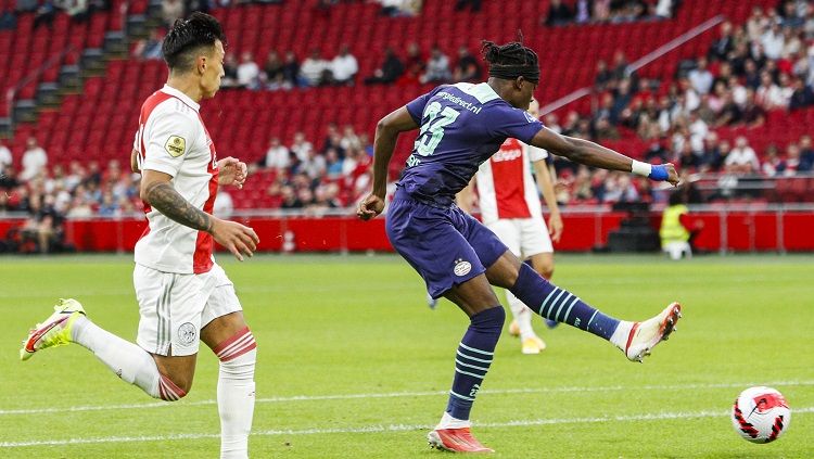 Penyerang PSV, Noni Madueke, mencetak gol ke gawang Ajax di Piala Super Belanda Copyright: © ANP Sport via Getty Images