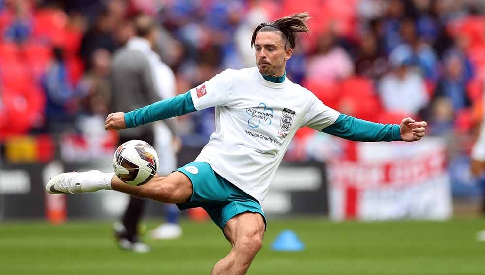 Jack Grealish kembali melempem di debut keduanya berseragam Manchester City yang membuat pelatihnya, Pep Guardiola, memberikan pembelaan. Copyright: © Reuters/Peter Cziborra