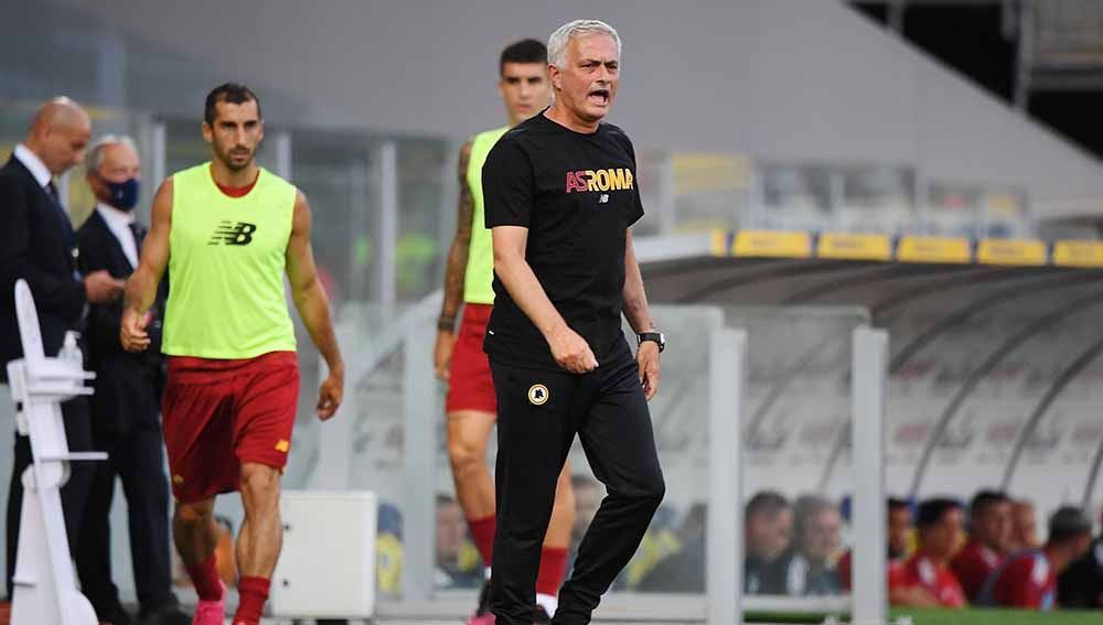 Pelatih AS Roma, Jose Mourinho, dilaporkan telah diboikot oleh sebuah stasion radio Italia menyusul sikapnya yang sewenang-wenang terhadap seorang jurnalis. Copyright: © REUTERS/Alberto Lingria