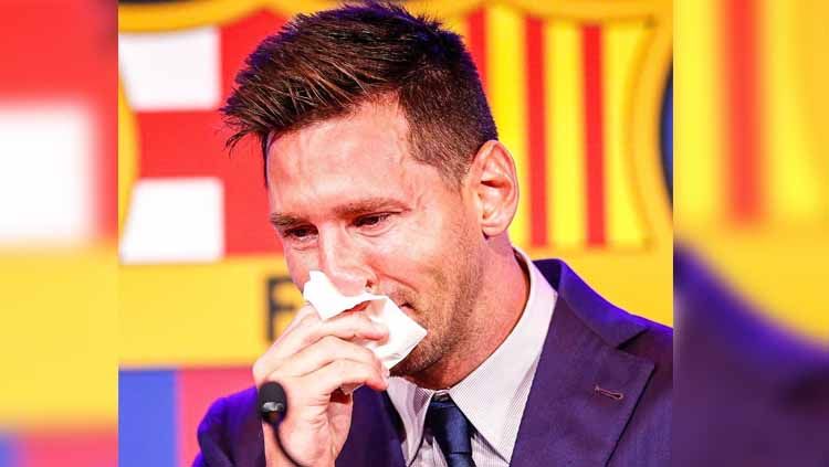 Lionel Messi menangis dalam konferensi perpisahannya dengan Barcelona, Minggu (08/08/21). Copyright: © FC Barcelona