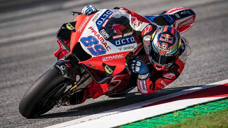 Salah satu rookie musim ini, Jorge Martin (Pramac Racing), berhasil menyabet pole position di MotoGP Valencia 2021. Copyright: © Steve Wobser/Getty Images.