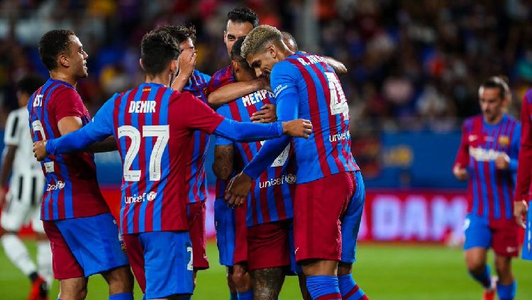 Raksasa Liga Spanyol, Barcelona, secara mengejutkan ternyata masih memiliki hutang selangit senilai 42 juta euro pada Liverpool. Copyright: © twitter.com/FCBarcelona