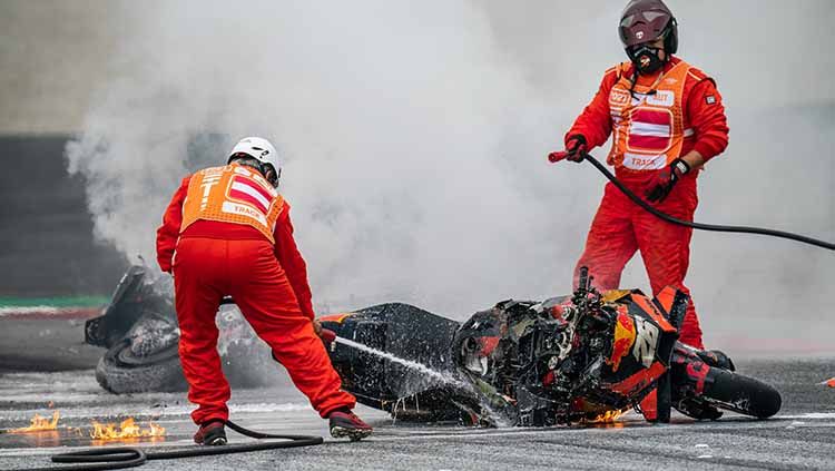 Motor Dani Pedrosa terbakar di MotoGP Styria 2021 usai ditabral Lorenzo Savadori Copyright: © Steve Wobser/Getty Images