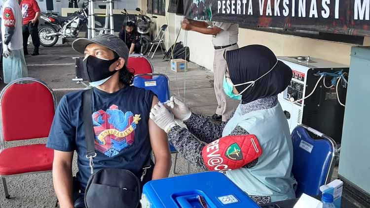 Program Vaksinasi kepada Aremania yang digelar di Mapolresta Malang. Copyright: © MO Arema