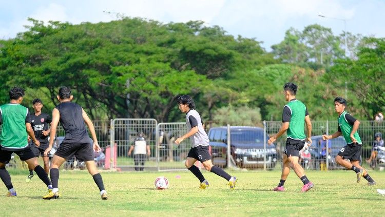 Aksi gelandang klub Liga 1 PSM Makassar, Rasyid Bakri (abu-abu) dalam sesi gim internal di Bosowa Sport Center (BSC). Copyright: © Adriyan Adirizky/INDOSPORT