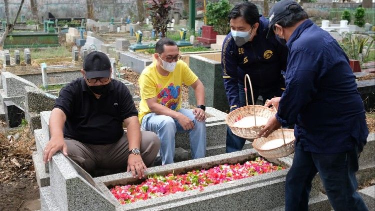 Sambangi makam tokoh Arema menjadi tradisi rutin Arema FC dalam momen HUT klub. Copyright: © MO Arema FC