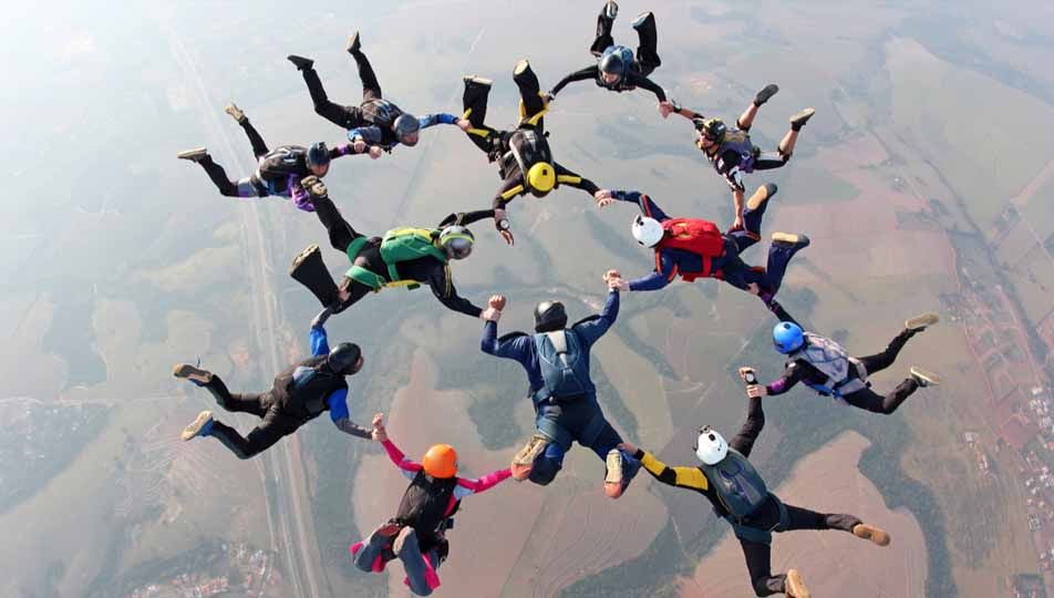 Ilustrasi olahraga Skydiving. Copyright: © thrillophilia