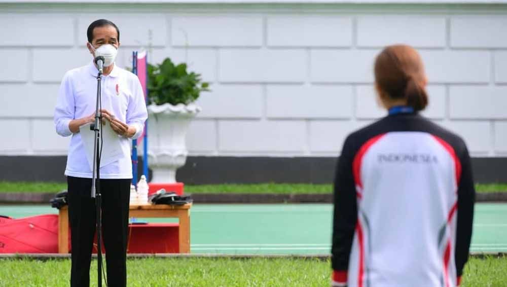 Presiden Jokowi menyerahkan bonus untuk peraih medali Olimpiade Tokyo. Copyright: © Sekretariat Presiden