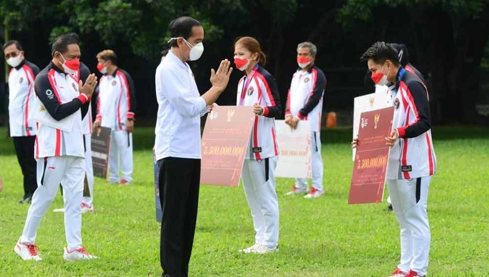 Presiden Jokowi menyerahkan bonus untuk peraih medali Olimpiade Tokyo di Istana Bogor, Jumat (13/08/21). Copyright: © Sekretariat Presiden